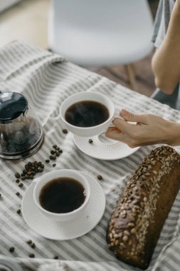 Kadının elinde kahve kupa