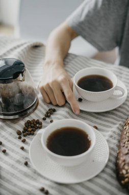Kadının elinde kahve kupa