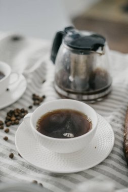 Kahvaltıda kahve ile beyaz kupalar 