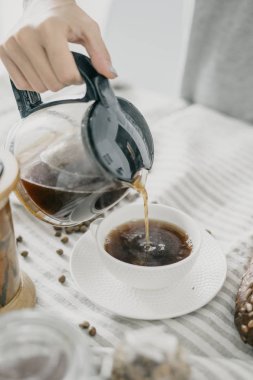 Kadın kahve kahvaltı için kupa yağıyor 