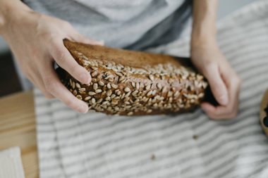 Kadın ev yapımı ekmek tutan