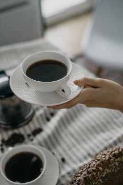 Kadının elinde kahve kupa