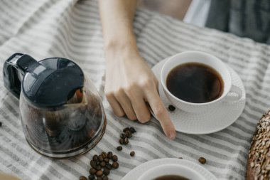 Kadının elinde kahve kupa