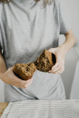 Kadın ekmeği ikiye keser