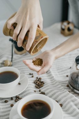 Mutfakta bir kahve değirmeni tutan kadın