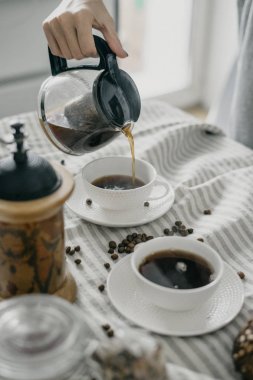 Kadın kahve kahvaltı için kupa yağıyor 
