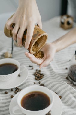 Mutfakta bir kahve değirmeni tutan kadın