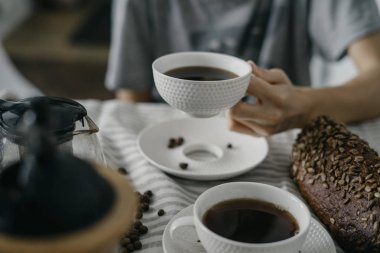 Kadının elinde kahve kupa