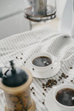 Kahvaltıda kahve ile beyaz kupa 