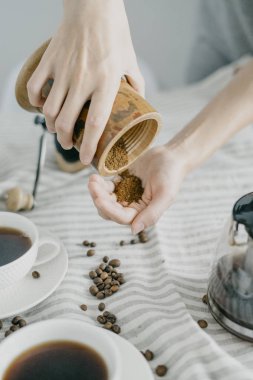Mutfakta bir kahve değirmeni tutan kadın
