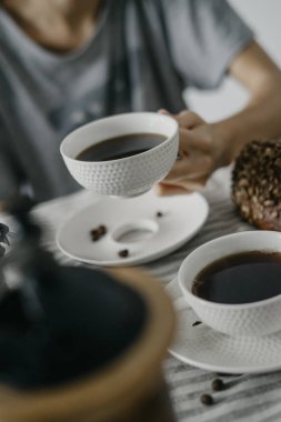 Kadının elinde kahve kupa