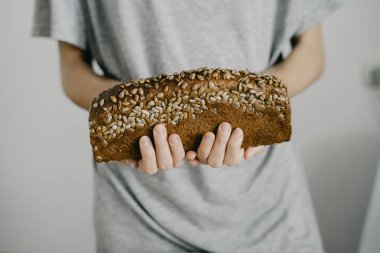 Kadın ev yapımı ekmek tutan