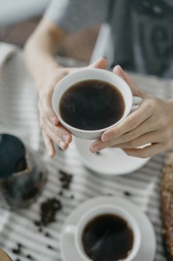 Kadın elinde kahve kupa