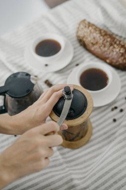 Mutfakta bir kahve değirmeni tutan kadın