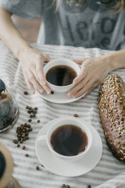 Kadın elinde kahve kupa