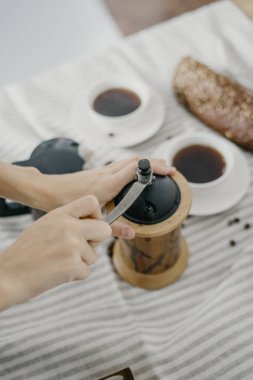 Mutfakta bir kahve değirmeni tutan kadın