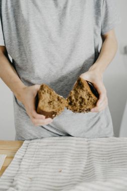 Kadın ekmeği ikiye keser