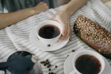 Kadın elinde kahve kupa