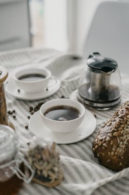 Kahvaltıda kahve ile beyaz kupalar 