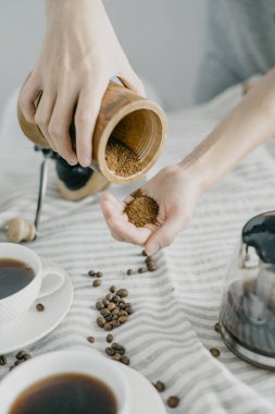 Mutfakta bir kahve değirmeni tutan kadın