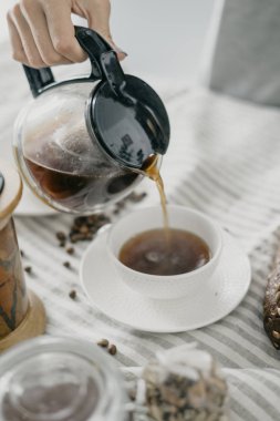 Kadın kahve kahvaltı için kupa yağıyor 