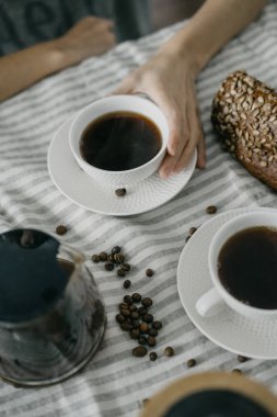 Kadın elinde kahve kupa