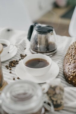 Kahvaltıda kahve ile beyaz kupa 