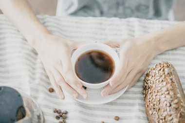 Kadın elinde kahve kupa