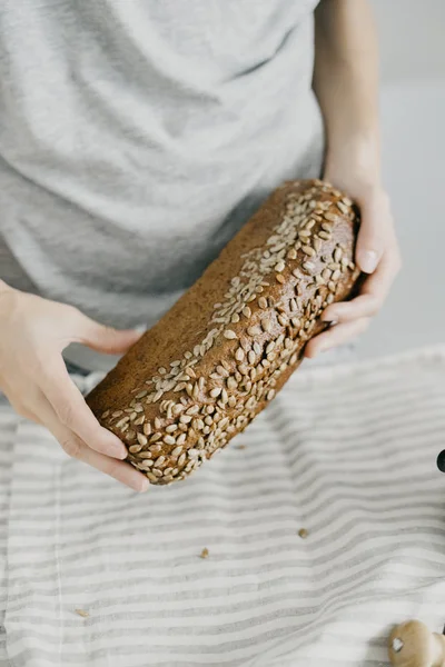 Kadın ev yapımı ekmek tutan