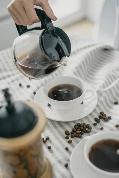 Kadın kahve kahvaltı için kupa yağıyor 