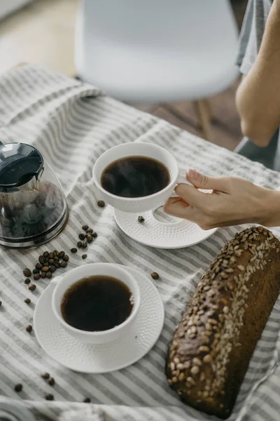 Kadının elinde kahve kupa