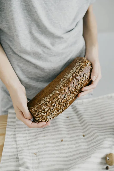 Kadın ev yapımı ekmek tutan
