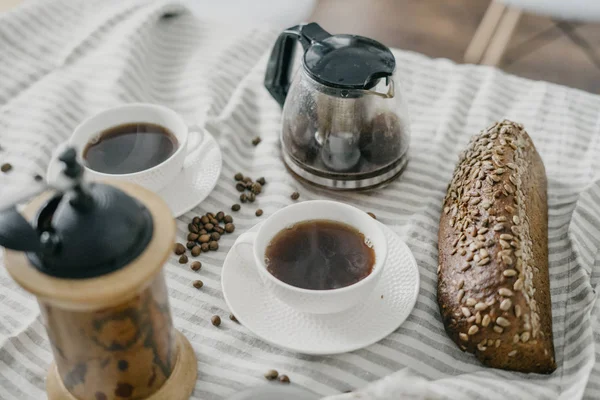 Kahvaltıda kahve ile beyaz kupalar 