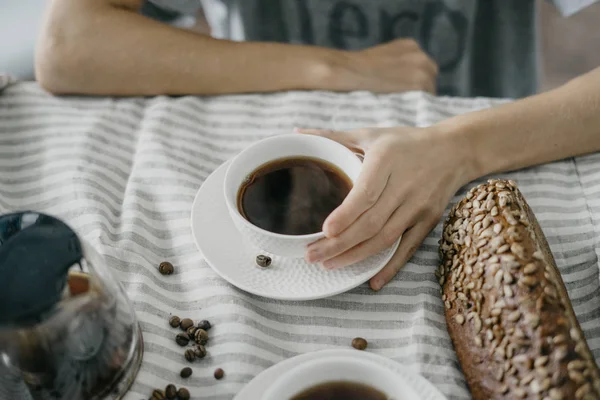 Kadın elinde kahve kupa