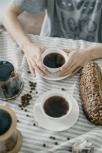 Kadın elinde kahve kupa