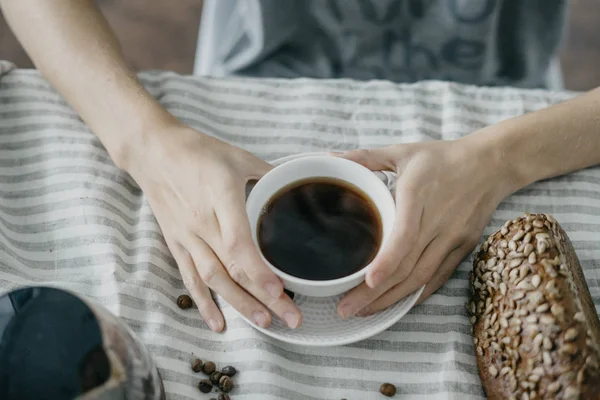 Kadın elinde kahve kupa