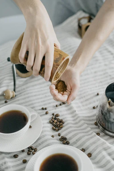 Mutfakta bir kahve değirmeni tutan kadın