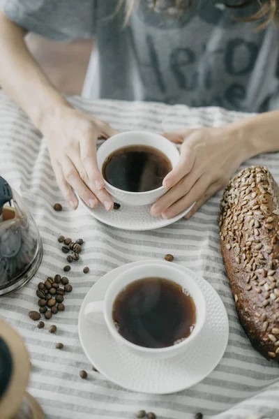 Kadın elinde kahve kupa