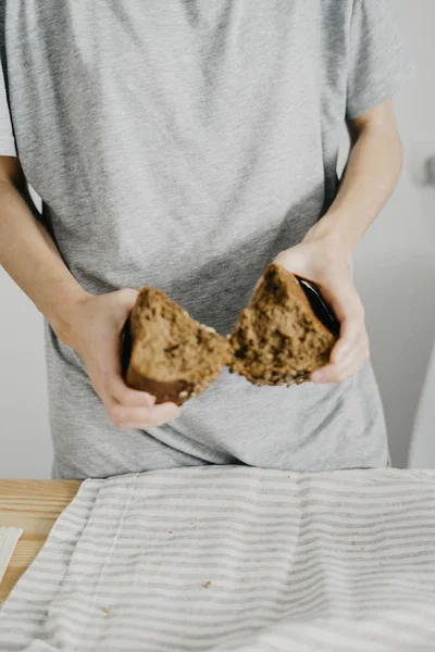 Kadın ekmeği ikiye keser