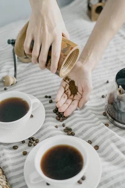 Mutfakta bir kahve değirmeni tutan kadın