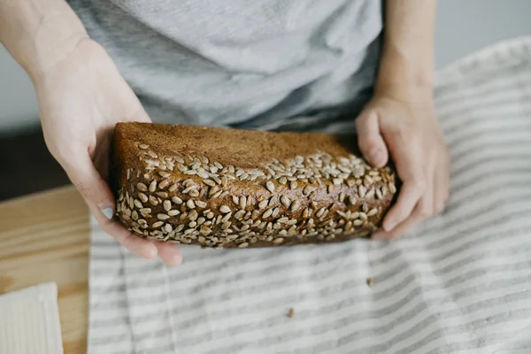 Kadın ev yapımı ekmek tutan