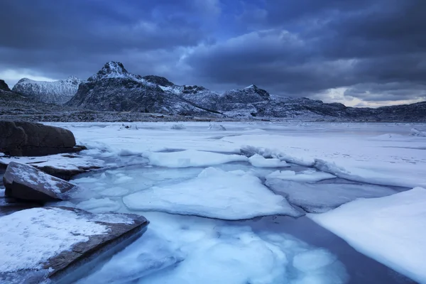 Παγωμένα φιόρδ από τα Lofoten στη Βόρεια Νορβηγία το χειμώνα — Φωτογραφία Αρχείου