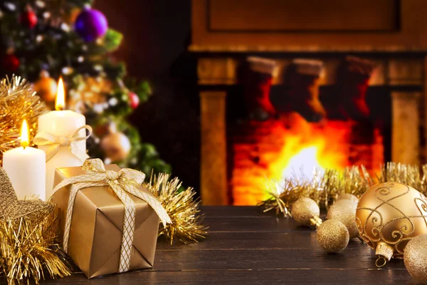 Jul scen med öppen spis och julgran i backgro — Stockfoto