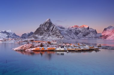 Reine kışın Kuzey Norveç'te Lofoten Islands