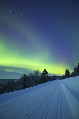 Aurora borealis kış manzara, Fin Lapland üzerinden bir yol üzerinde