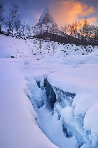 Το ξημέρωμα στο βουνό Stetind στη Νορβηγία το χειμώνα — Φωτογραφία Αρχείου