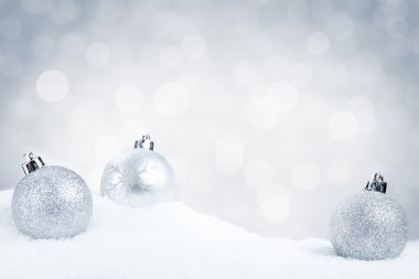 Gümüş Noel baubles gümüş bir arka plan ile karda