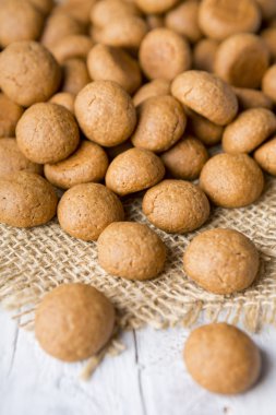 Ev yapımı pepernoten veya kruidnoten Hollanda tatil Sinterklaas için