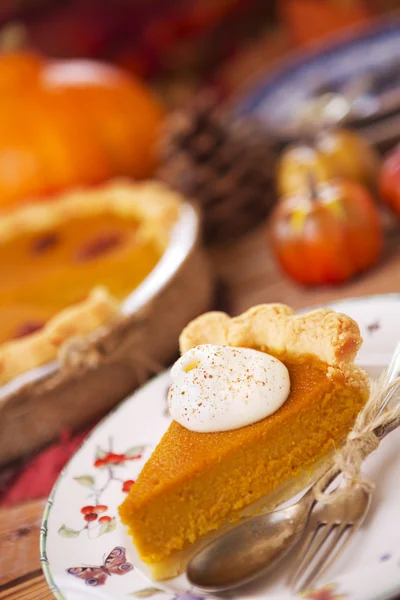 Tarta de calabaza casera sobre una mesa rústica con decoraciones otoñales — Foto de Stock