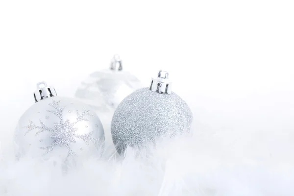 Kerstballen op een gevederde oppervlak, fel verlicht — Stockfoto